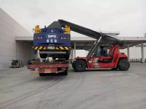 上海振華5臺(tái)AGV發(fā)運(yùn)至洋山四期全自動(dòng)化碼頭