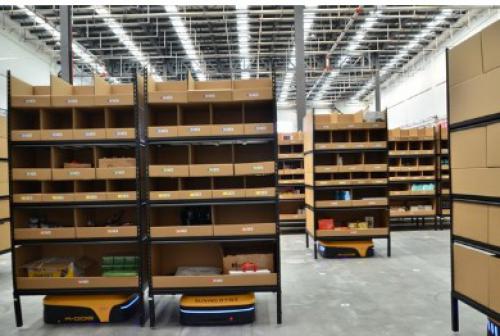 山東首家機(jī)器人倉(cāng)投入使用：50個(gè)機(jī)器人配合 現(xiàn)場(chǎng)似科幻大片