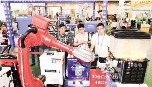 機(jī)器人端茶倒水樣樣精通 廈門工博會展出多項智能制造