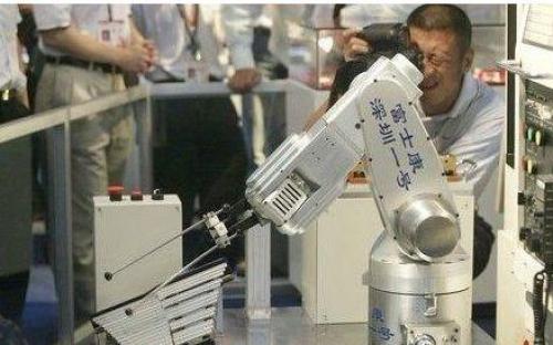 如果富士康都用機(jī)器人代替工人，會(huì)有多少人失業(yè)？可能你想不到