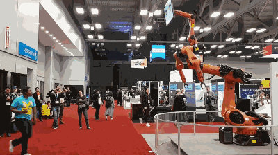 斗舞不稀奇，和大而萌的 KUKA 機(jī)器人斗舞還是第一次