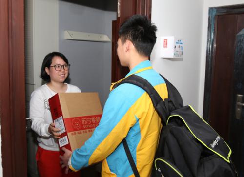 418當(dāng)天蘇寧AGV運(yùn)行距離達(dá)568公里 貨物最快10分鐘出庫(kù)