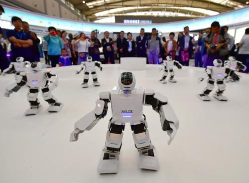智能機(jī)器人“閃耀”絲博會(huì)