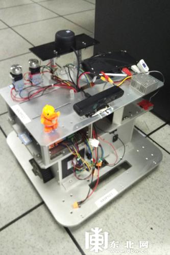 哈工大研發(fā)無(wú)人搬運(yùn)車(chē)視覺(jué)導(dǎo)航系統(tǒng)填補(bǔ)國(guó)內(nèi)空白 較傳統(tǒng)激光導(dǎo)航節(jié)約5倍以上成本