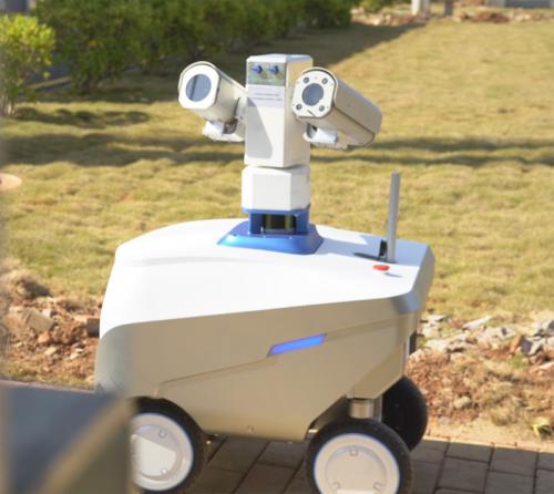 南方電網(wǎng)首臺自主研發(fā)變電站巡檢機(jī)器人將“上崗”