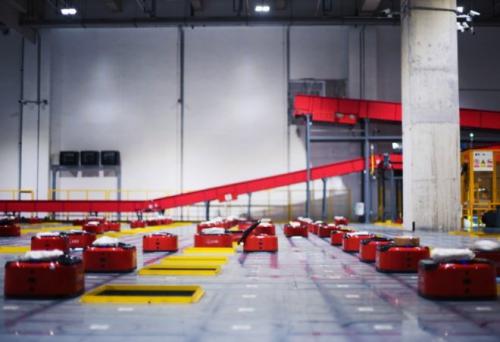 京東曬物流黑科技：4萬(wàn)㎡倉(cāng)庫(kù)上千機(jī)器人 單日分揀20萬(wàn)單