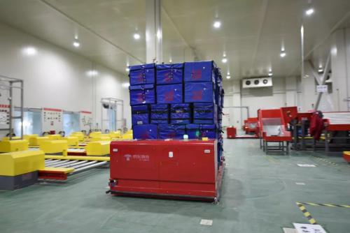 落成中國首個(gè)冷鏈自動(dòng)化分揀中心，京東物流引領(lǐng)行業(yè)“人機(jī)CP”新浪潮