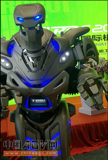 輕松一刻，明星機(jī)器人“泰坦”助威CIROS2018