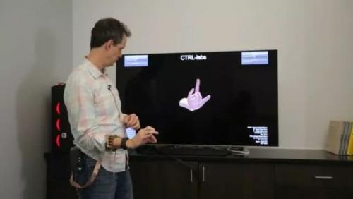 見識下真正的技術創(chuàng)新：他們通過腕帶用意念操控機器人