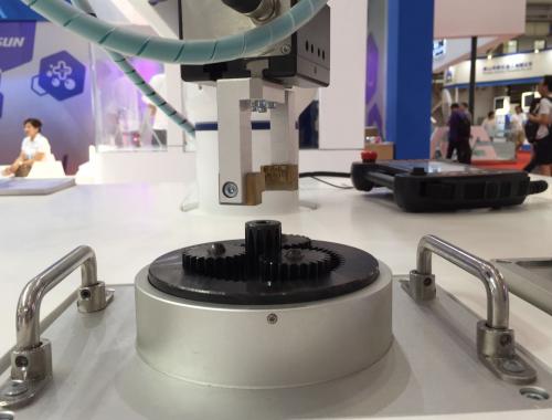 新松機(jī)器人家族組團(tuán)“賣(mài)萌”