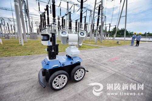 首個(gè)智能巡檢機(jī)器人高溫“上崗”
