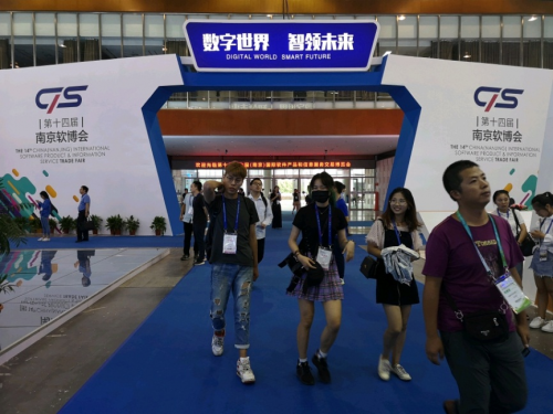 “小獅弟”機(jī)器人亮相,蘇寧智慧零售再添“實(shí)力戰(zhàn)將”