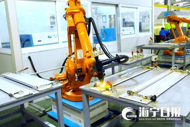 電腦管理倉(cāng)庫(kù) 機(jī)器人站上流水線 海寧美大建起“高智商”工廠