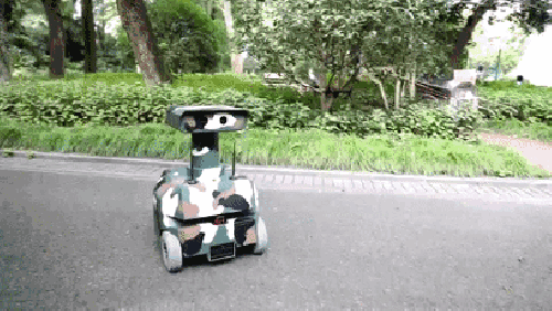 中山公園驚現(xiàn)“機(jī)器人”巡邏！技能爆棚神態(tài)爆萌！