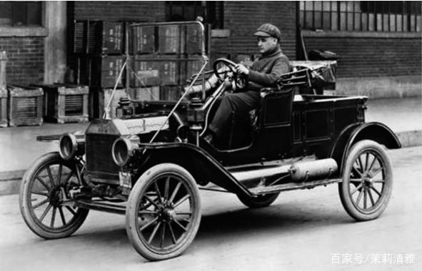 機(jī)器人的出現(xiàn)，使現(xiàn)代汽車制造業(yè)獲得了飛躍