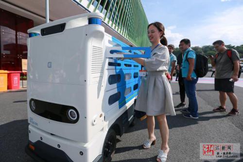 菜鳥(niǎo)新零售物流無(wú)人車(chē)亮相云棲大會(huì) 自動(dòng)駕駛加快商用落地