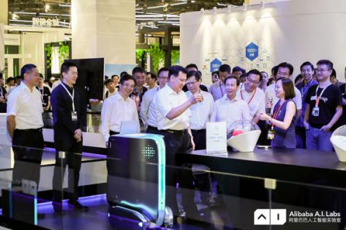阿里巴巴人工智能實(shí)驗(yàn)室機(jī)器人驚艷亮相，這樣的操作你絕對(duì)沒(méi)見(jiàn)過(guò)