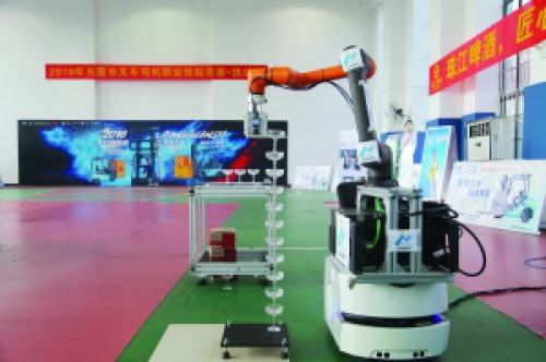 叉車疊酒杯 險(xiǎn)勝AGV