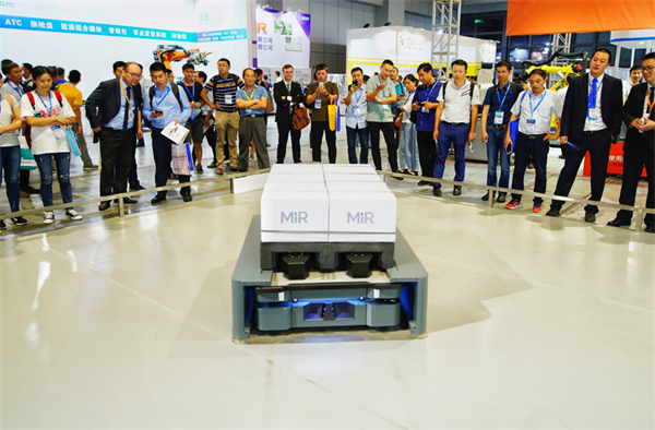 MiR500 移動(dòng)機(jī)器人首次亮相中國(guó)國(guó)際工業(yè)博覽會(huì)