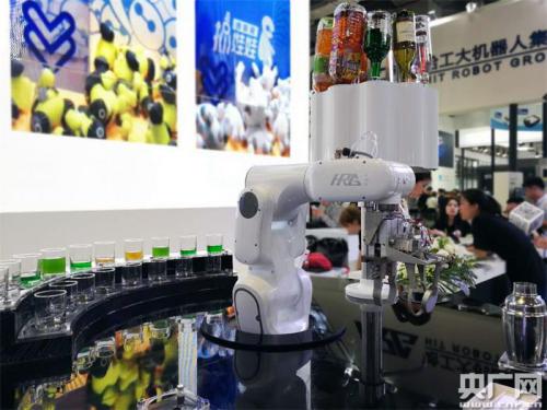 哈工大機器人亮相工博會 施展十八般武藝