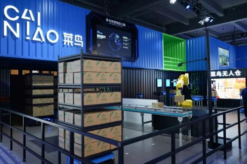 移動(dòng)的無(wú)人小賣(mài)部？不不不，它的名字叫：菜鳥(niǎo)新零售物流無(wú)人車(chē)