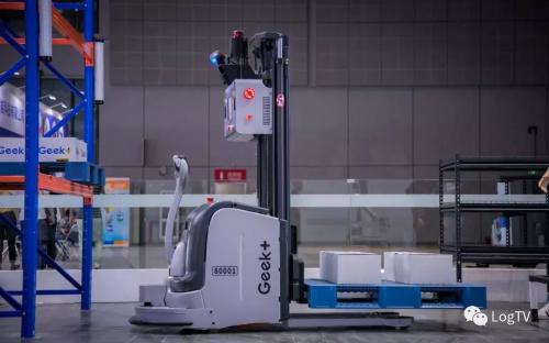 視頻 | 見識下“無人叉車+多用頂升機(jī)器人“混搭串聯(lián)的無人工廠！