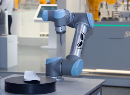 人機(jī)協(xié)作漸成趨勢(shì)，行業(yè)競(jìng)爭(zhēng)日趨激烈