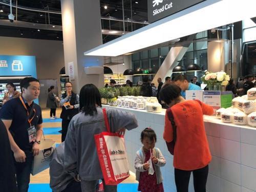 阿里巴巴為進(jìn)博會(huì)“定制”了一家機(jī)器人餐廳，全世界都能現(xiàn)場(chǎng)體驗(yàn)