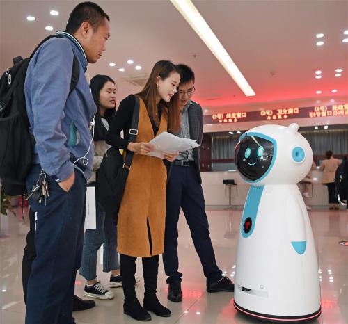 “政務服務智能機器人”亮相南昌