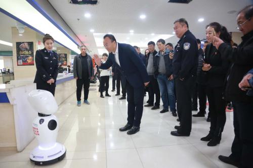 智能機器人引導24小時自助服務微警務平臺 讓市民辦事更舒心