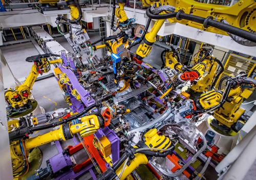 在這座汽車工廠里，機(jī)器人24小時(shí)作業(yè)一年生產(chǎn)16萬臺(tái)汽車