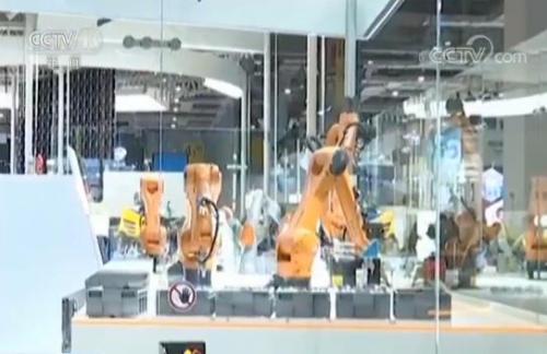 智能及高端裝備展區(qū) 機(jī)器人亮相