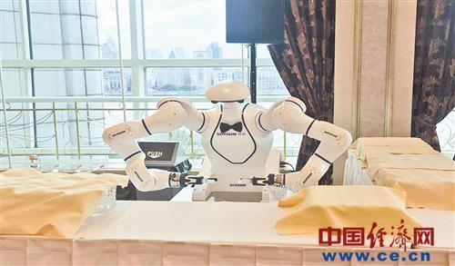  人工智能為進(jìn)博會(huì)增智添彩 功能區(qū)和展區(qū)內(nèi)隨處可見(jiàn)機(jī)器人身影