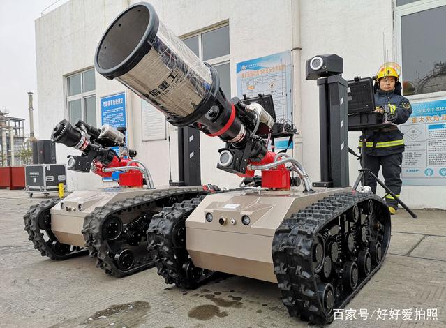 今天是全國消防日，消防機(jī)器人上陣了，消防員不用進(jìn)入危險(xiǎn)火場