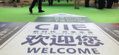 進(jìn)博會面孔：投資局長跳舞、機(jī)器人出風(fēng)頭、還有人蹲在場館外等商機(jī)……