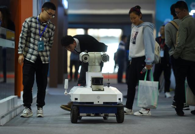 杭州：機(jī)器人各顯神通