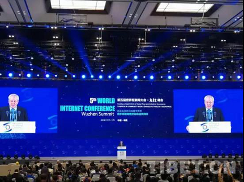 互聯(lián)網(wǎng)大會(huì)聚焦產(chǎn)業(yè)AI化 小威設(shè)計(jì)機(jī)器人用AI設(shè)計(jì)LOGO