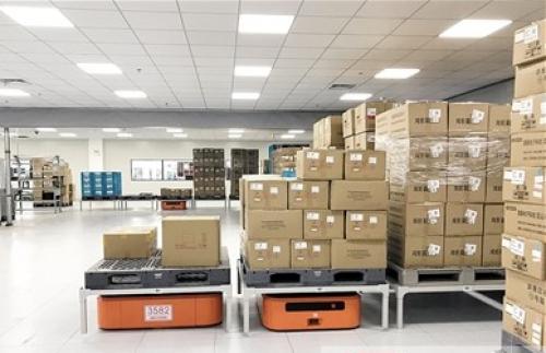 1個(gè)機(jī)器人頂3個(gè)工人 它們才是倉儲車間主力