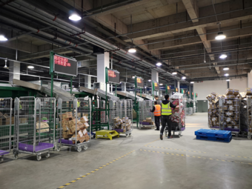 安徽郵政智能倉(cāng)：機(jī)器人助力“雙十二”訂單精準(zhǔn)速效