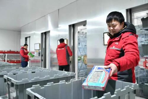 全國(guó)首個(gè)電商冷庫(kù)貨到人揀選系統(tǒng)在京東物流武漢亞一投用，揀貨效率提高3倍以上