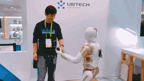 能端茶倒水還會(huì)察言觀色，CES 這個(gè)人形機(jī)器人成了會(huì)場大明星