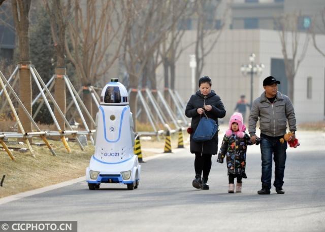 內(nèi)蒙古呼和浩特：安防機(jī)器人亮相社區(qū)