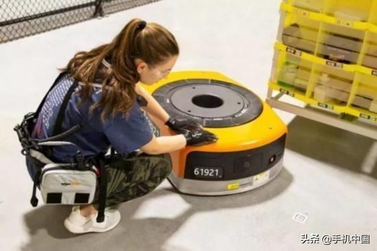 亞馬遜倉庫工人新裝備上陣 與機器人員工和諧相處