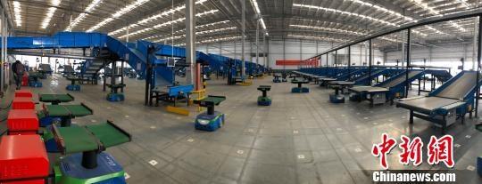 機器人走“經(jīng)緯”忙“分撥” 大型機器人分撥中心南京啟用