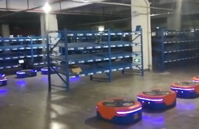 科羅瑪特AGV正在認(rèn)真工作