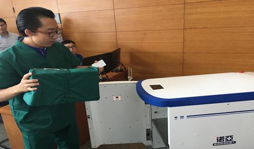 會“坐”電梯，能避障礙，AGV無人搬運(yùn)車進(jìn)入上海醫(yī)院