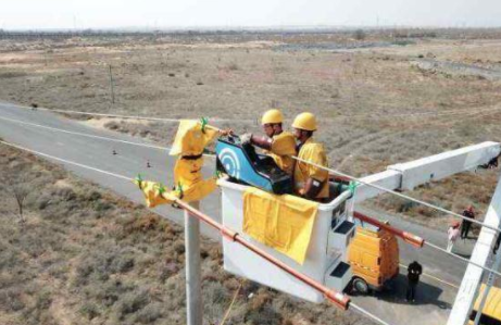 寧夏首次用機(jī)器人為高壓線“穿”絕緣防護(hù)衣