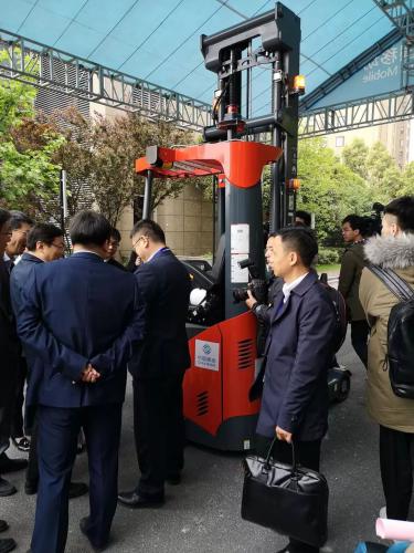 國內(nèi)首例5G+無人駕駛AGV合力叉車亮相合肥