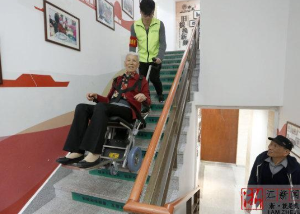 爬樓機(jī)器人來了 老人說感覺就像坐上了越野車