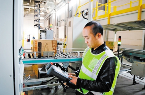 人社部等發(fā)布13個新職業(yè)，大多與智慧物流息息相關(guān)—— “隱身”快遞小哥帶來萬億元商機(jī)